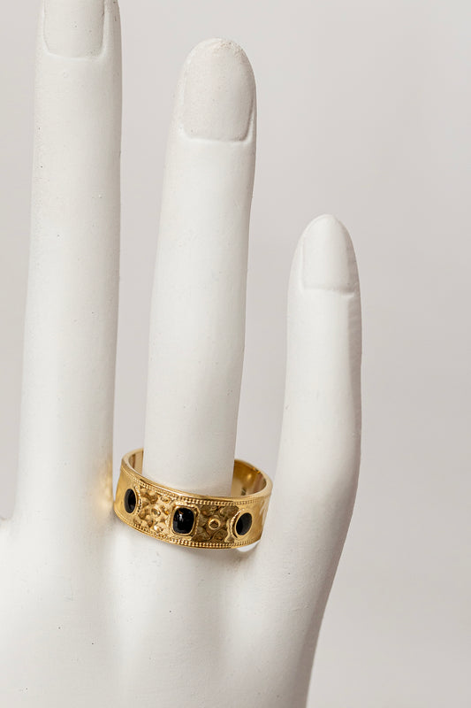 queen black ring