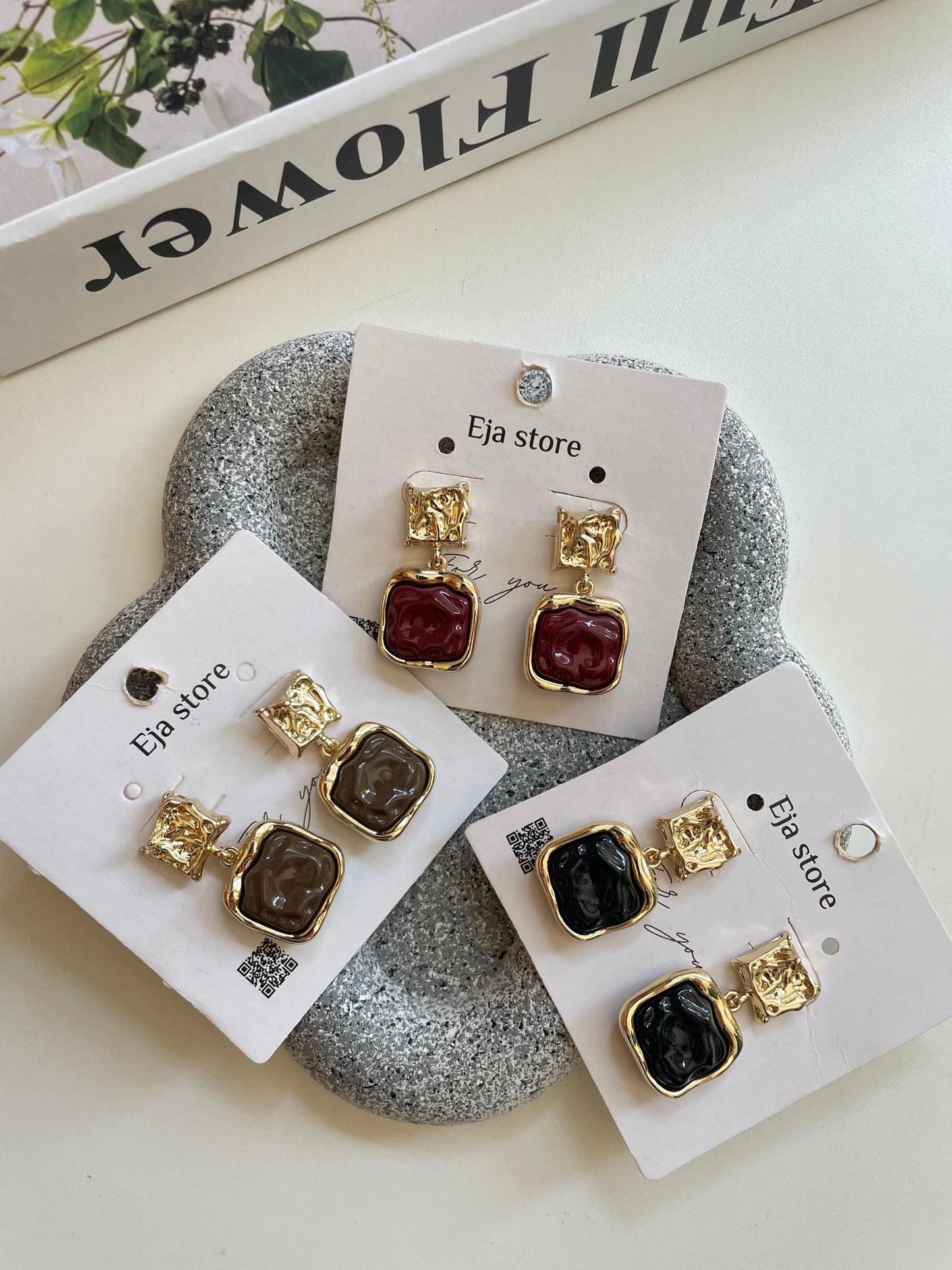 Dangling stone gold earrings