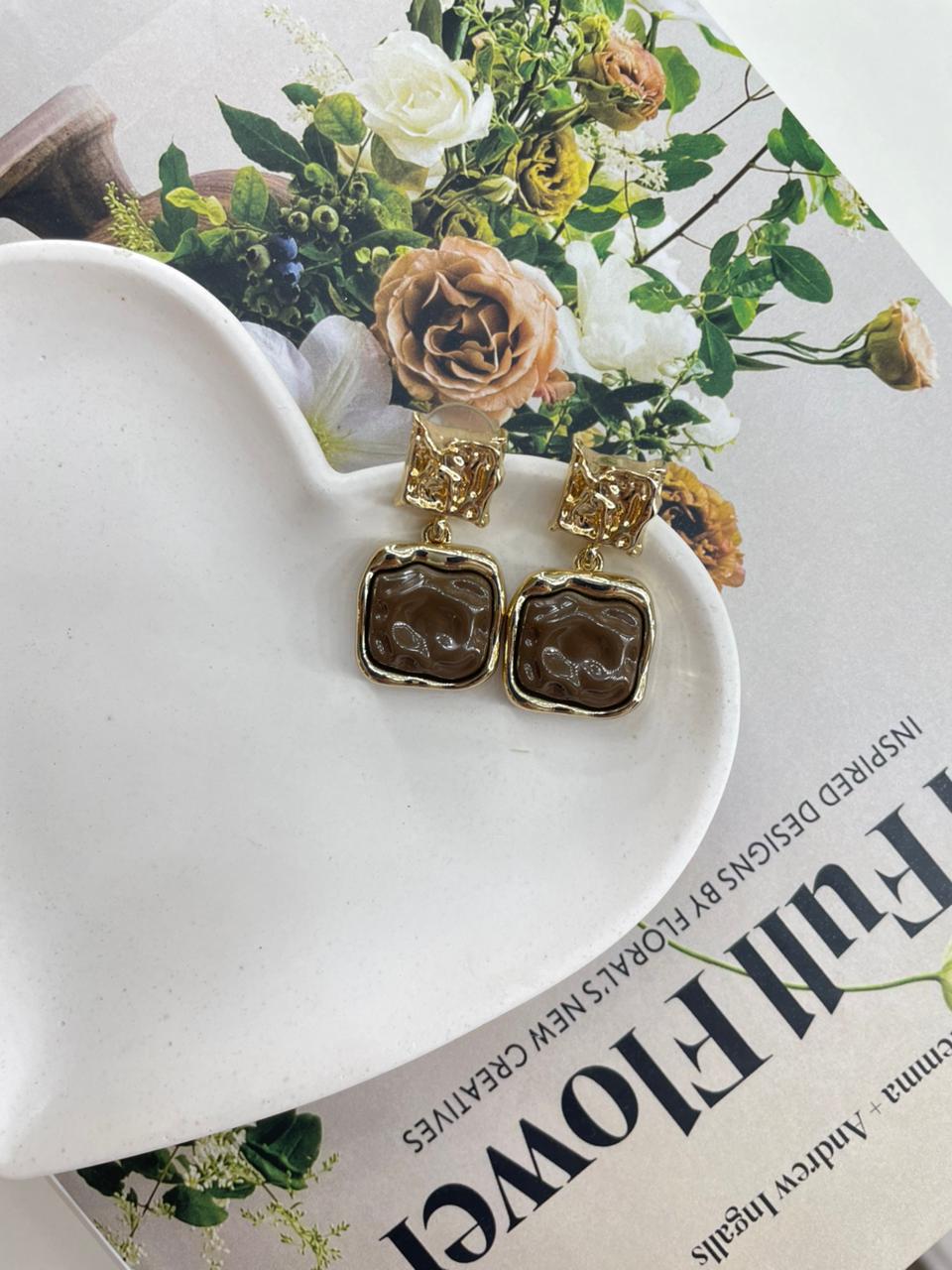 Dangling stone gold earrings